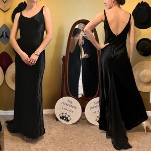 *Vintage Elegant Black Silhouette Train Satin Maxi Gown*